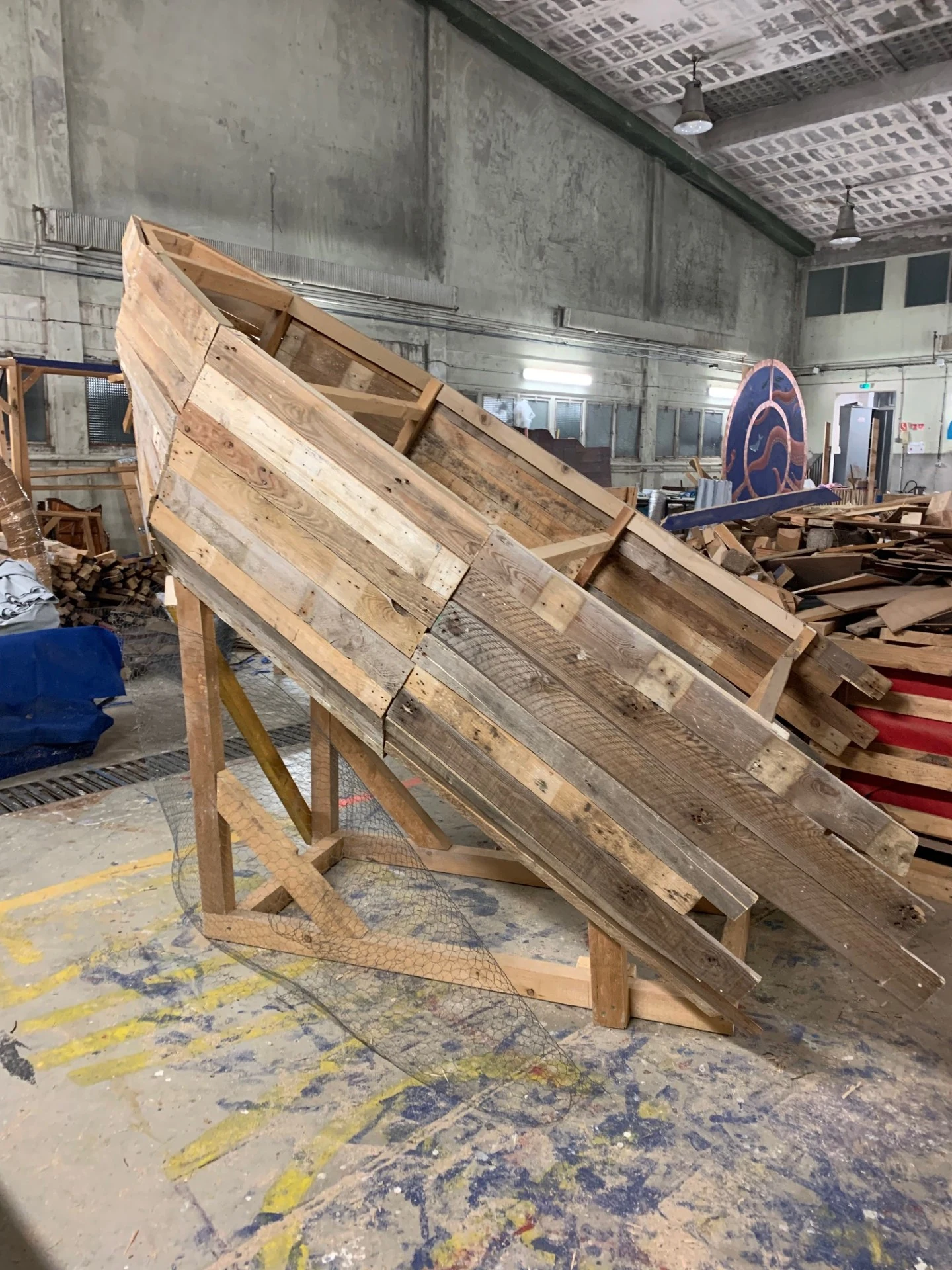 Base en bois pour surélever la demi-épave